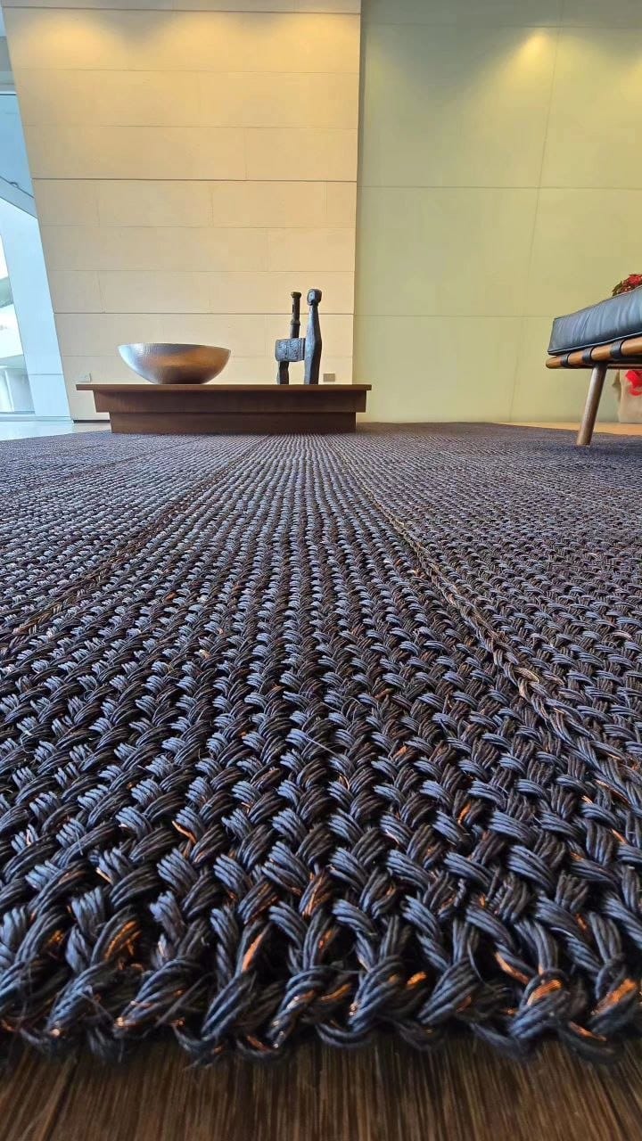 Alfombra artesanal Belina Viló modelo Dunas en Fibra Natural, una pieza exclusiva tejida a mano