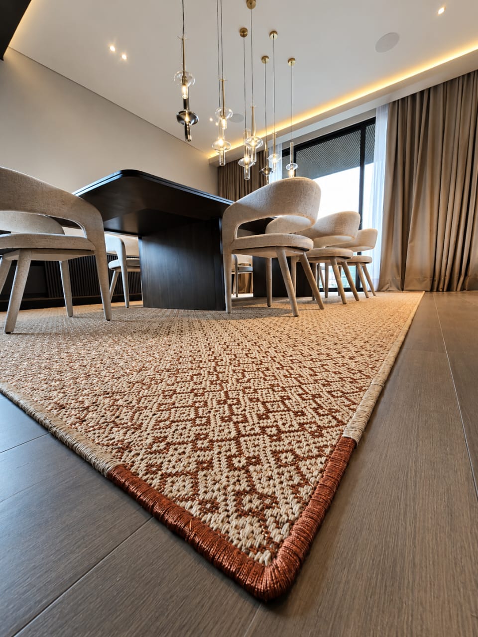 Alfombra artesanal Belina Viló modelo Ceniza en Fibra Natural y Estaño, una pieza exclusiva tejida a mano